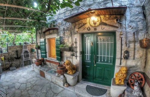 Podi House | Charming 400 years Old Stone House with gardennBBQ,WiFi,AC,Pet frendly,Park Free