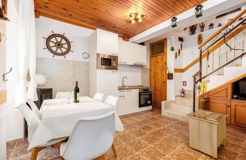 Podi House | Charming 400 years Old Stone House with gardennBBQ,WiFi,AC,Pet frendly,Park Free