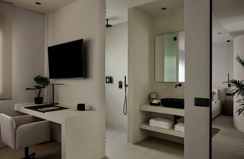 Khalandrion House | Endearing Athens Suite | Helios Suite | 1 Bedroom | Private Furnished Balcony | Prime Location | Chalandri