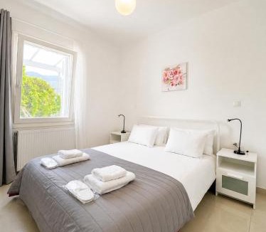Paleopolis Apartment | Bright & Cozy Home, 5 mins to Andros Town