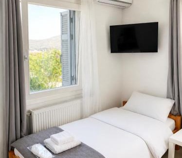 Paleopolis Apartment | Bright & Cozy Home, 5 mins to Andros Town