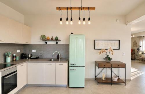 Likovrisi Apartment | Lykovrysi - Modern Apartment Near Athens by ΜΡS