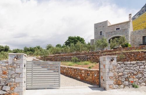 Neon Oitylo Apartment | 'Acroterra Stone House', Areopoli, Mani