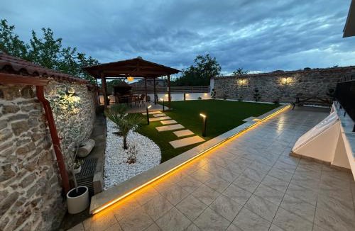 Makri Apartment | Modern Makri