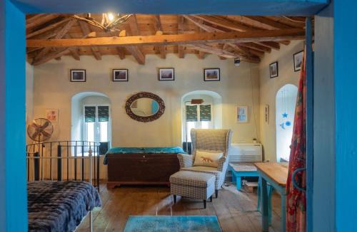 Zarakas House | Richea Hideaway, Stone Cottage & Hidden Beaches