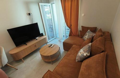 Larissa Apartment | Perfect Strangers C1