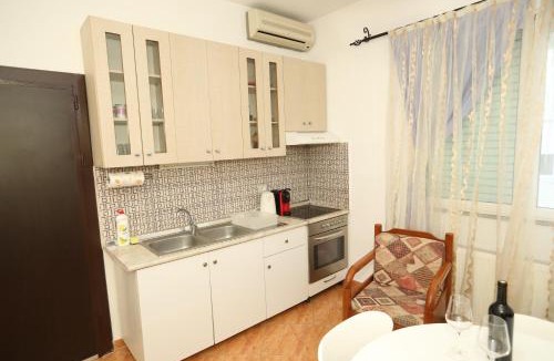 Mbrostar-Urë Apartment | Cozy Central Fier Apartment with Free Parking & AC