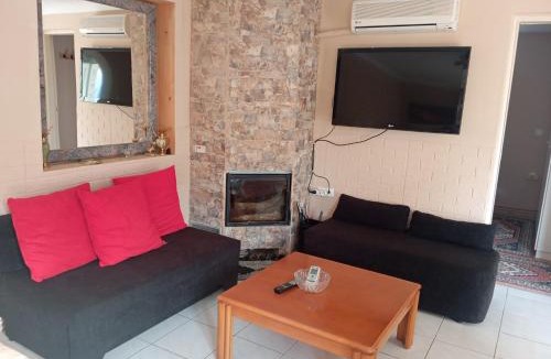 Porto Rafti Apartment | Antonia family house near Airport