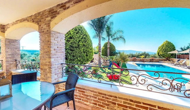 5BR villa with Private Pool and large garden in Kondomari