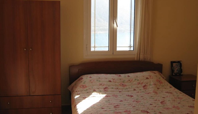 Beachfront Apartment - Sleeps 3 & Free Parking
