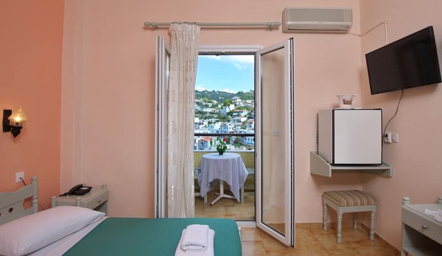 Haravgi Hotel in Alonissos