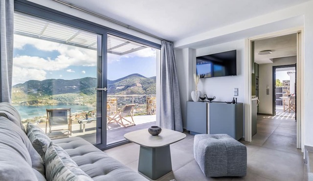 ELEGANT RESORT with unique view of the sea, pool with waterfall and privacy!