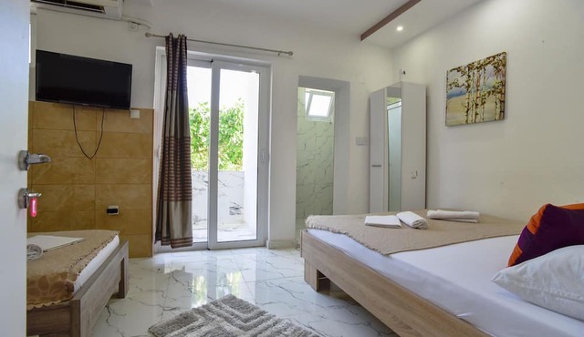 Studio Room w Balcony 6 min to Beach in Montenegro