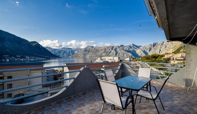 Sea and Nature View Flat w Balcony in Kotor