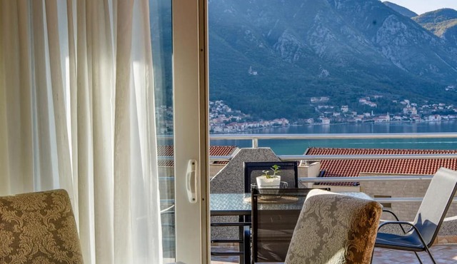 Sea View Vacation Flat w Balcony in Kotor