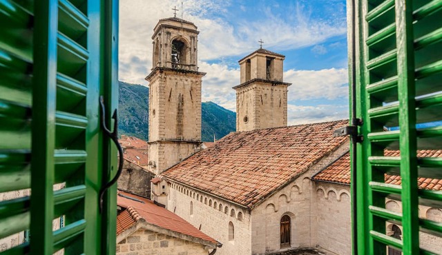 3 Bedroom Duplex Apartment with Magnificent View over St Tripun Cathedral