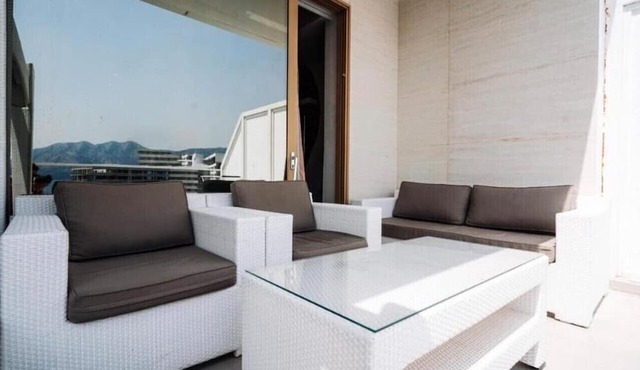 Penthouse with a swimming pool and panoramic sea views!