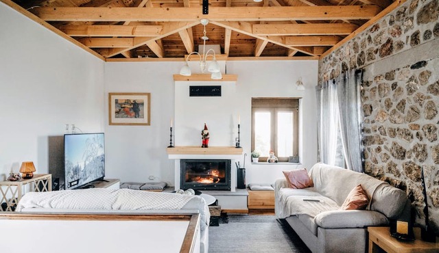 A villa in the mountains with all amenities super close to great hiking tails