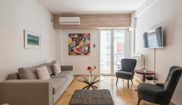 Delightful Stylish Two Bedroom Condo, Hip Area of Central Athens in Athina