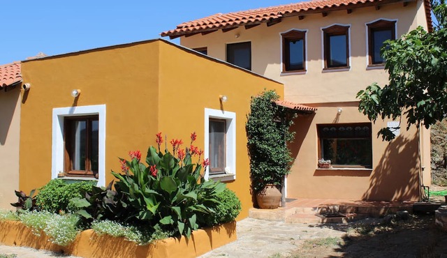 Art house with panoramic view to the mountains and see! in Thassos