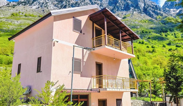 Arditi’s Villa – Mountain View in Bogë