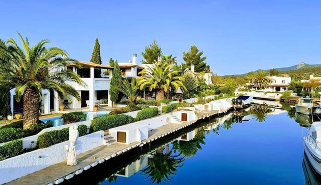 Beach Loft Apartment with Sea View, Wi-Fi, and Air Conditioning in Akti Idras