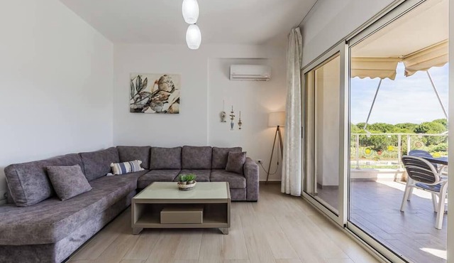 Beachside Family Apartment | Balcony & Parking by PikHost