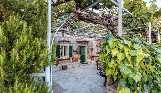 Charming 400 years Old Stone House with gardennBBQ,WiFi,AC,Pet frendly,Park Free