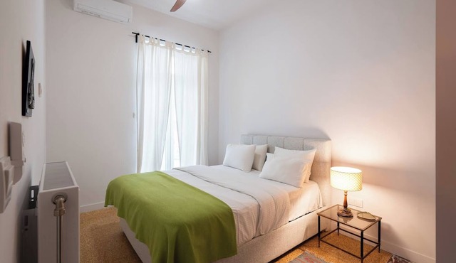 2BR Apt 20 Mins From Acropolis w/Washer & Dryer