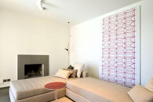 The Hilltop Gathering Villa, 5 En-Suite, Sleeps 16 by KB Hospitality in Athens