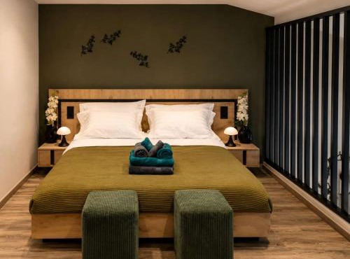 Epanomi Suites - Modern Living with Garden Retreat