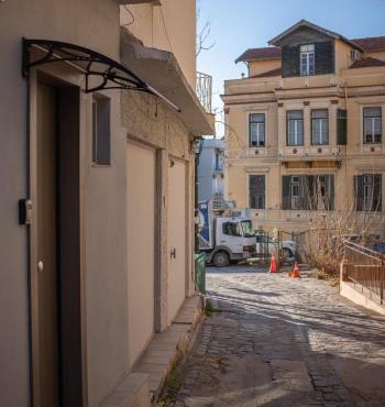 Central bright loft with balcony near old town