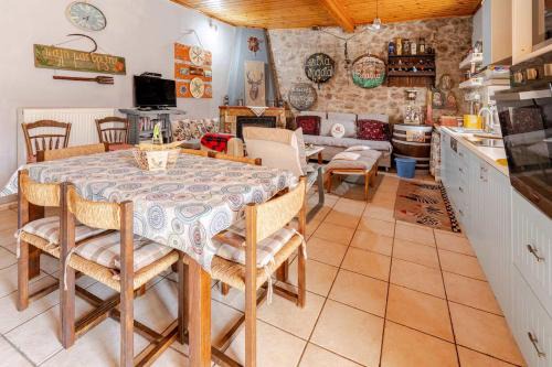 Kalavrita Winter Retreat - Homely Spacious Chalet