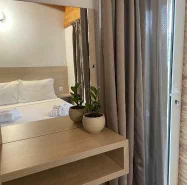 Milos Apartments in Himare